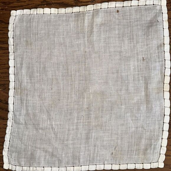 Bundle of six vintage white/cream cotton tatted or lace handkerchiefs - Picture 7 of 8